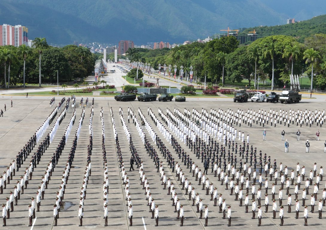 Tenientes y Tenientes de Corbeta en el patio central de la Universidad Militar Bolivariana de Venezuela